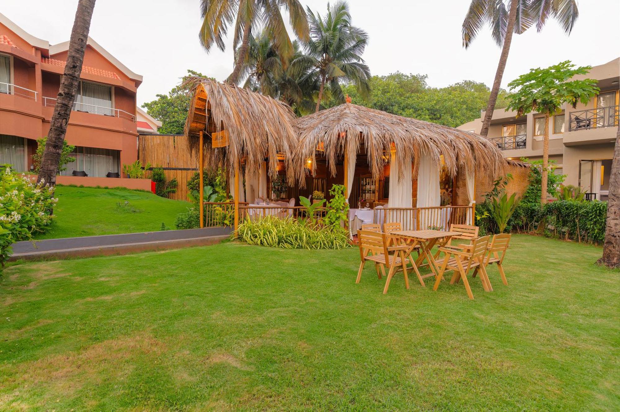 Whispering Palms Beach Resort Candolim Εξωτερικό φωτογραφία